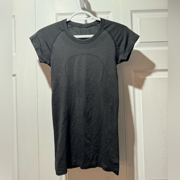 Lululemon Swiftly Tech T-Shirt, black, size 2. - Picture 1 of 2